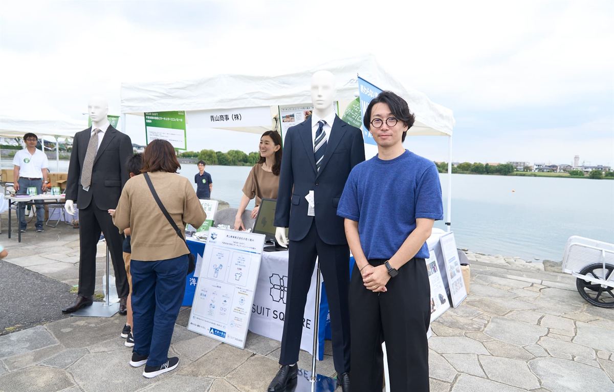 再生素材の衣料品を展示するブース